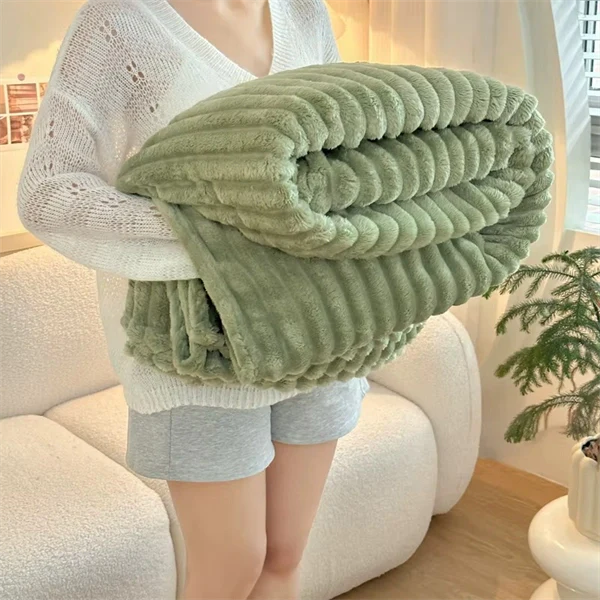 Chunky Hand-Knit Blanket - Ultra Soft Plush Throw with Unique Braided Design for Bed & Couch
