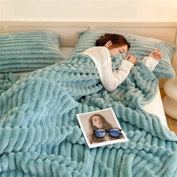 Chunky Hand-Knit Blanket - Ultra Soft Plush Throw with Unique Braided Design for Bed & Couch