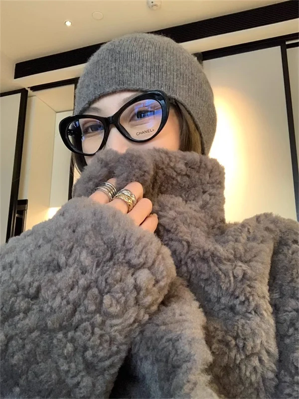 Women’s Mid-Length Faux Shearling Coat – Loose Fit Eco-Friendly Lamb Wool Jacket with Fur Collar